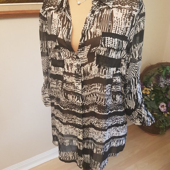 Black and White Blouse - Picture 2 of 10